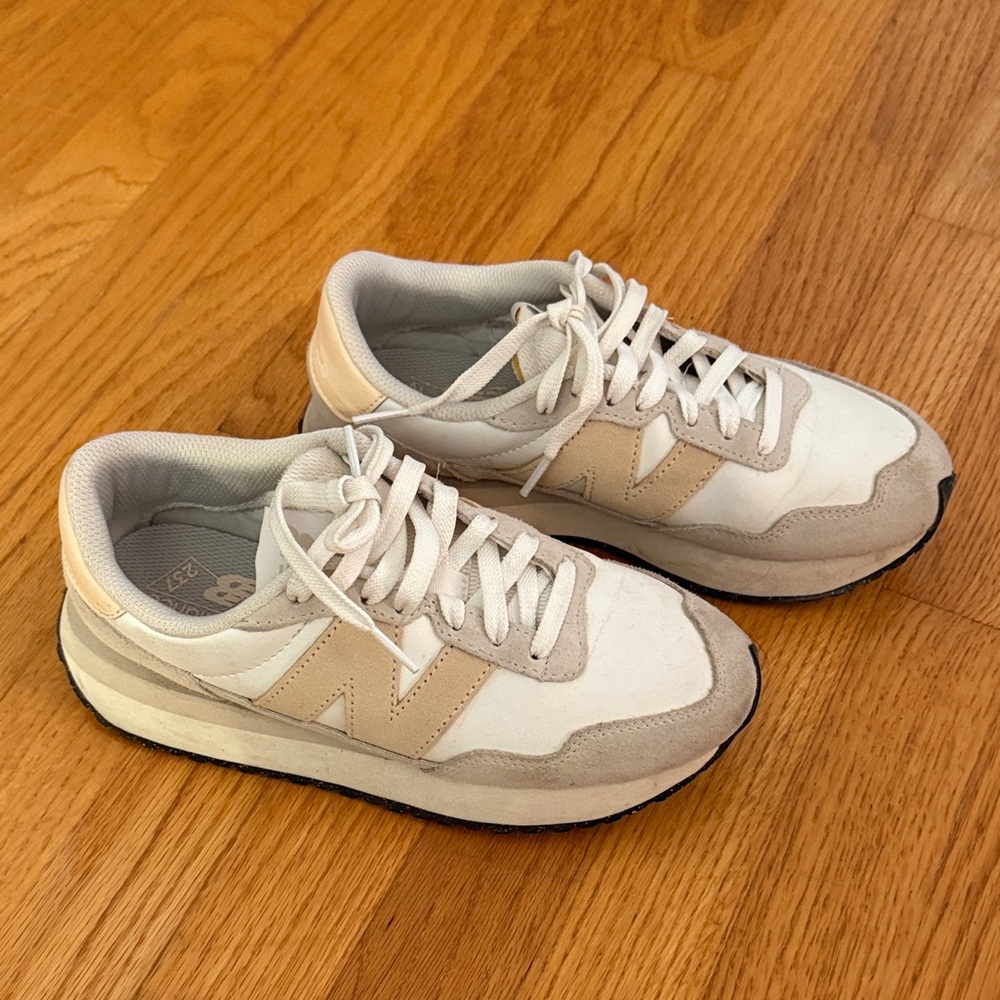 New Balance Women's Sneakers - White and Tan